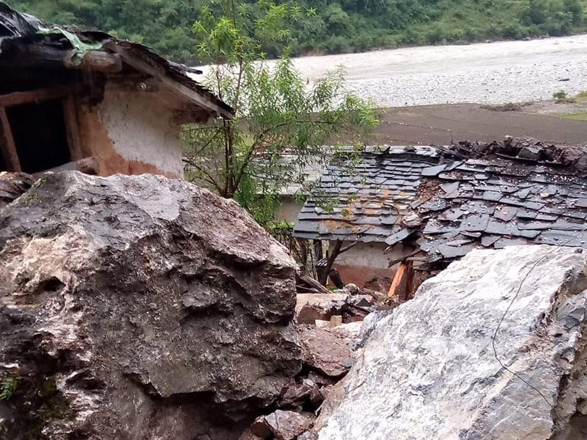 बैतडीको सिगासमा पहिरोले घर भत्काउँदा धामी परिवार समस्यामा 